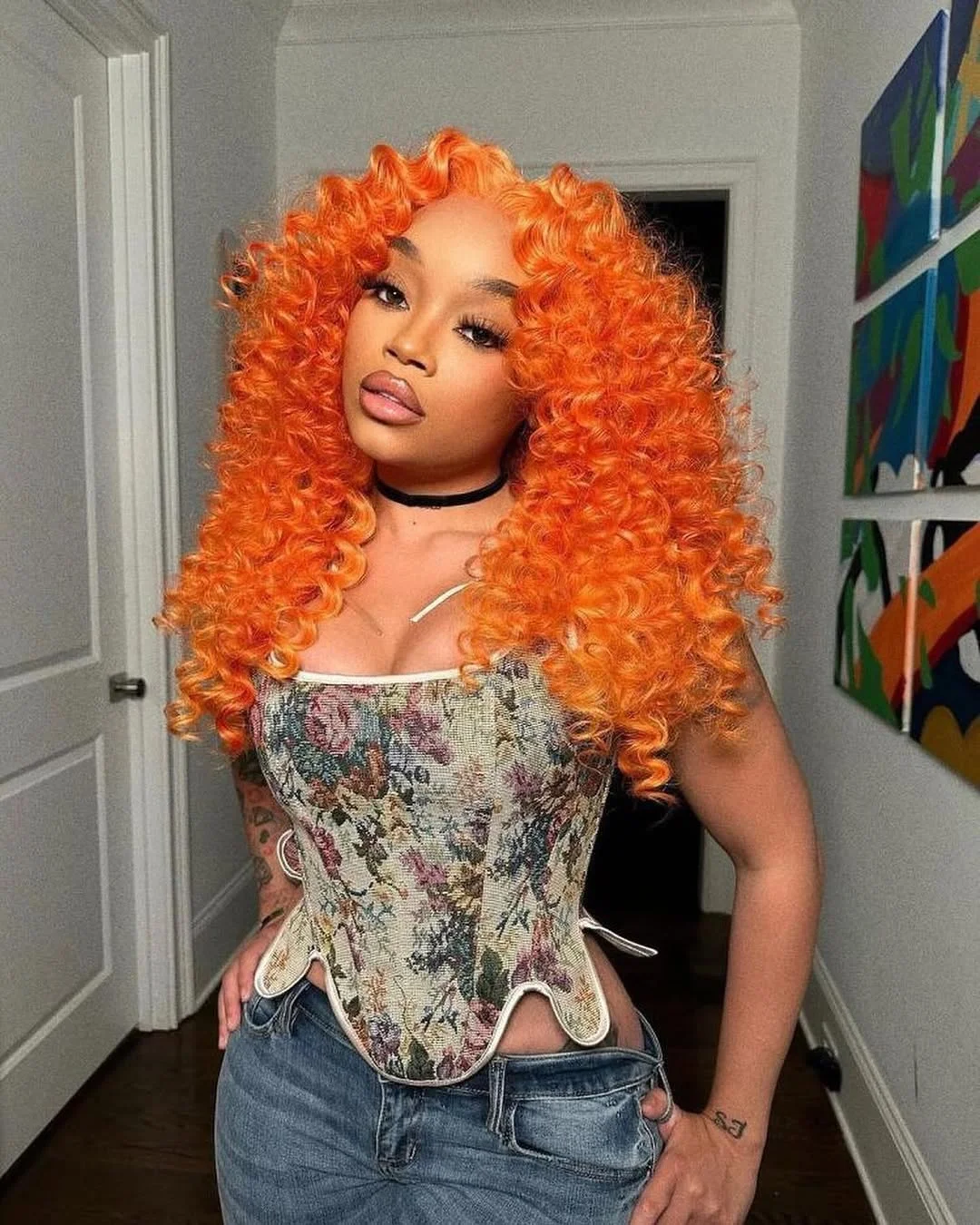Ginger neon на кучерях Електричний ginger orange на смуглій шкірі, щільні spiral curls