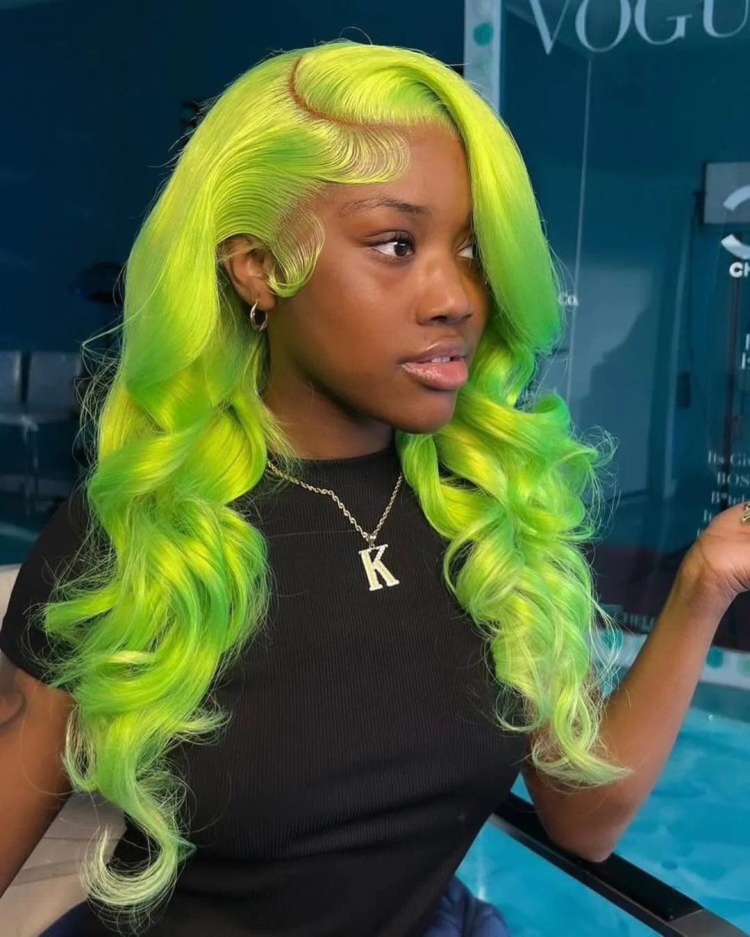 Highlighter green хвиля Кислотний highlighter green на смуглявій шкірі, body waves