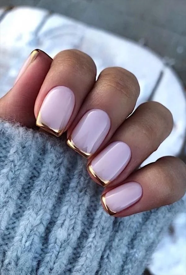 Золотой металлический френч на коротких квадратных ногтях