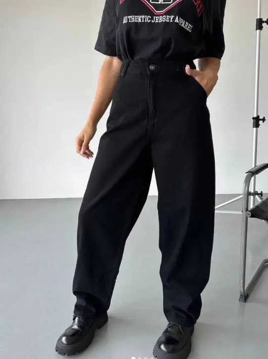 Чорний total look із джинсами чорна оверсайз футболка з принтом і чорні джинси-барель