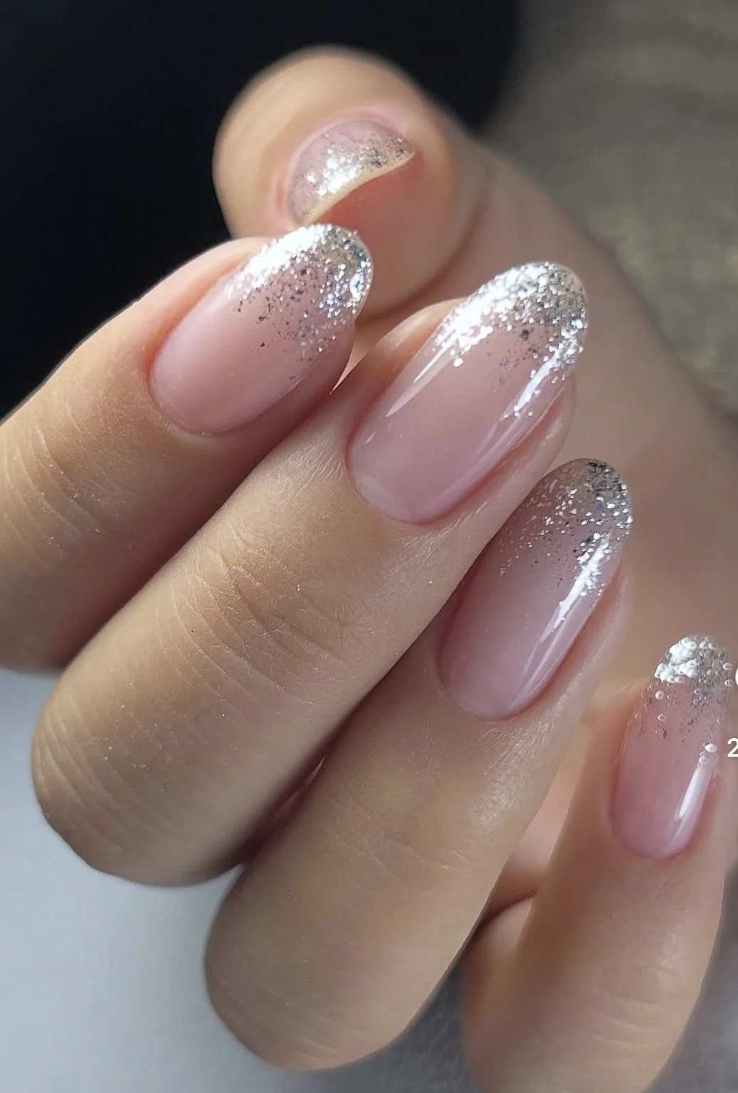 Насичене глітерне омбре на мигдалі Делікатний манікюр з блиском насичене сріблясте глітерне омбре на мигдалеподібних нігтях